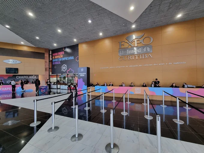 Equipe de montagem oficial em centro de eventos de Curitiba