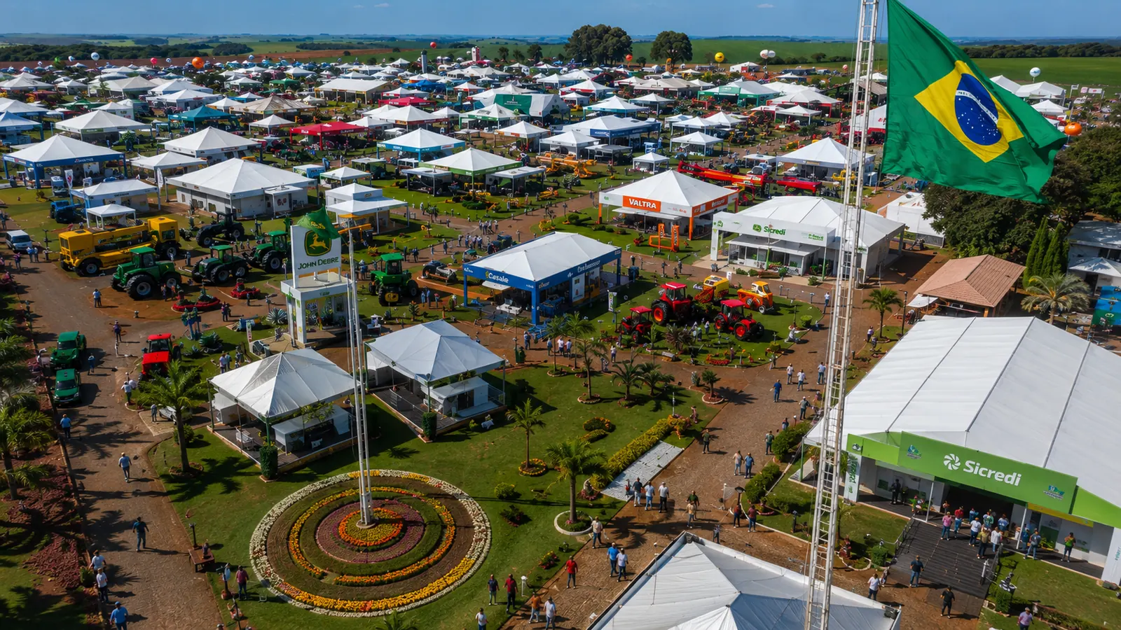 Vista aérea de feira do agronegócio com estandes e tendas