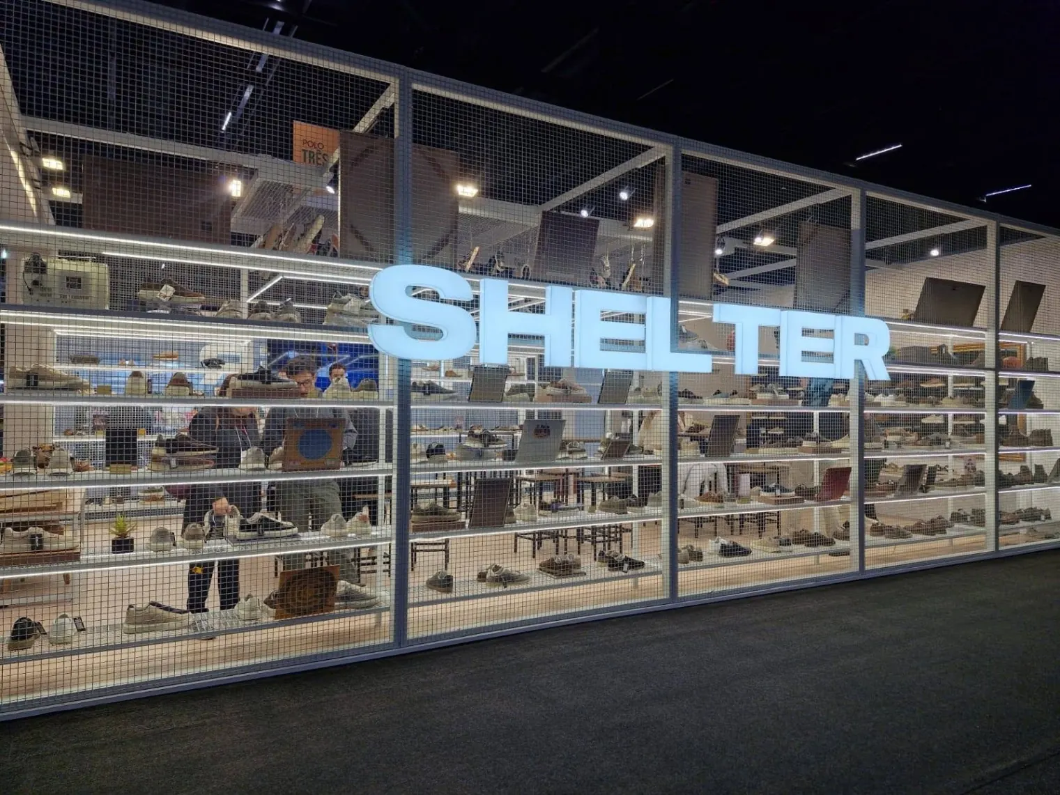 Stand Shelter - fachada frontal com letreiro luminoso