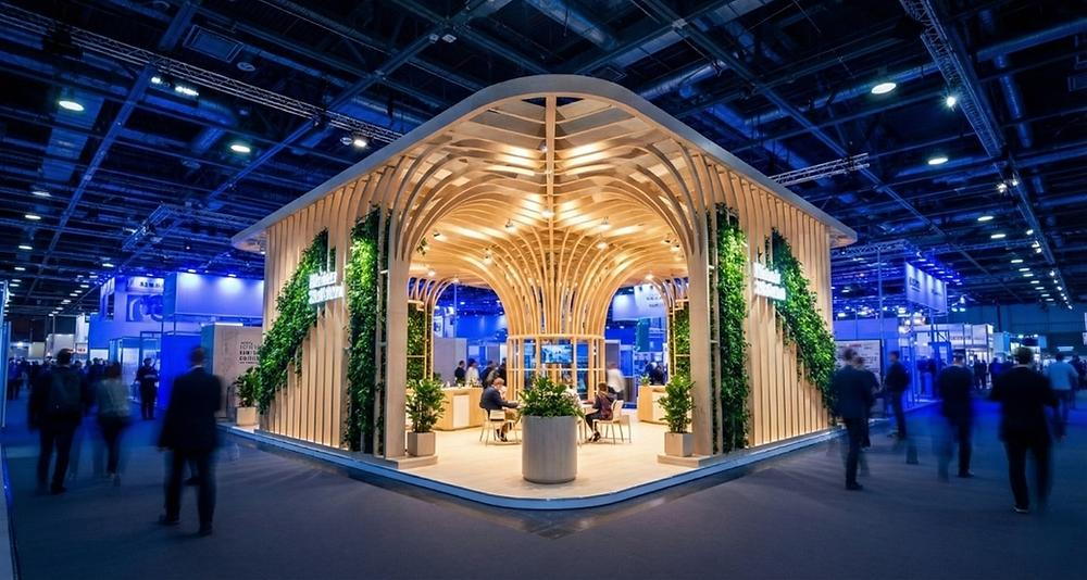 Stand construído sob medida com marcenaria, iluminação embutida e lounge