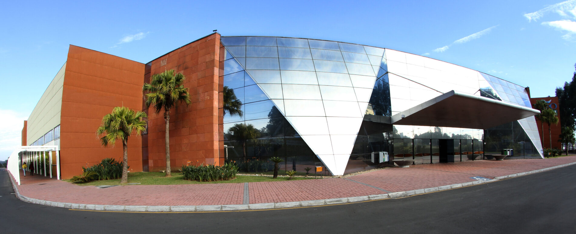 Fachada de centro de eventos em Curitiba onde a DL Feiras e Eventos monta stands