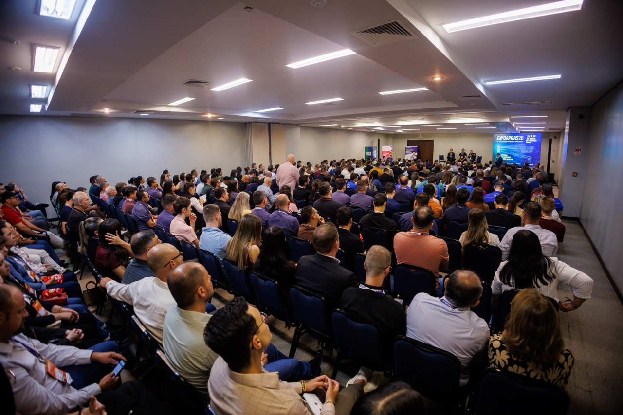 Auditório lotado durante palestra técnica da ExpoApras com público de supermercadistas