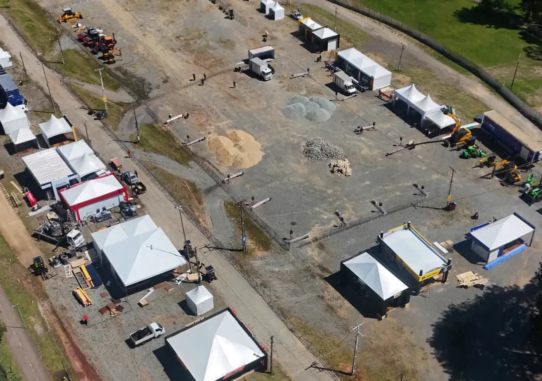 Vista aérea da Arena M&T 2026 em Fazenda Rio Grande, com tendas, stands e áreas de demonstração de máquinas montados pela DL Feiras e Eventos