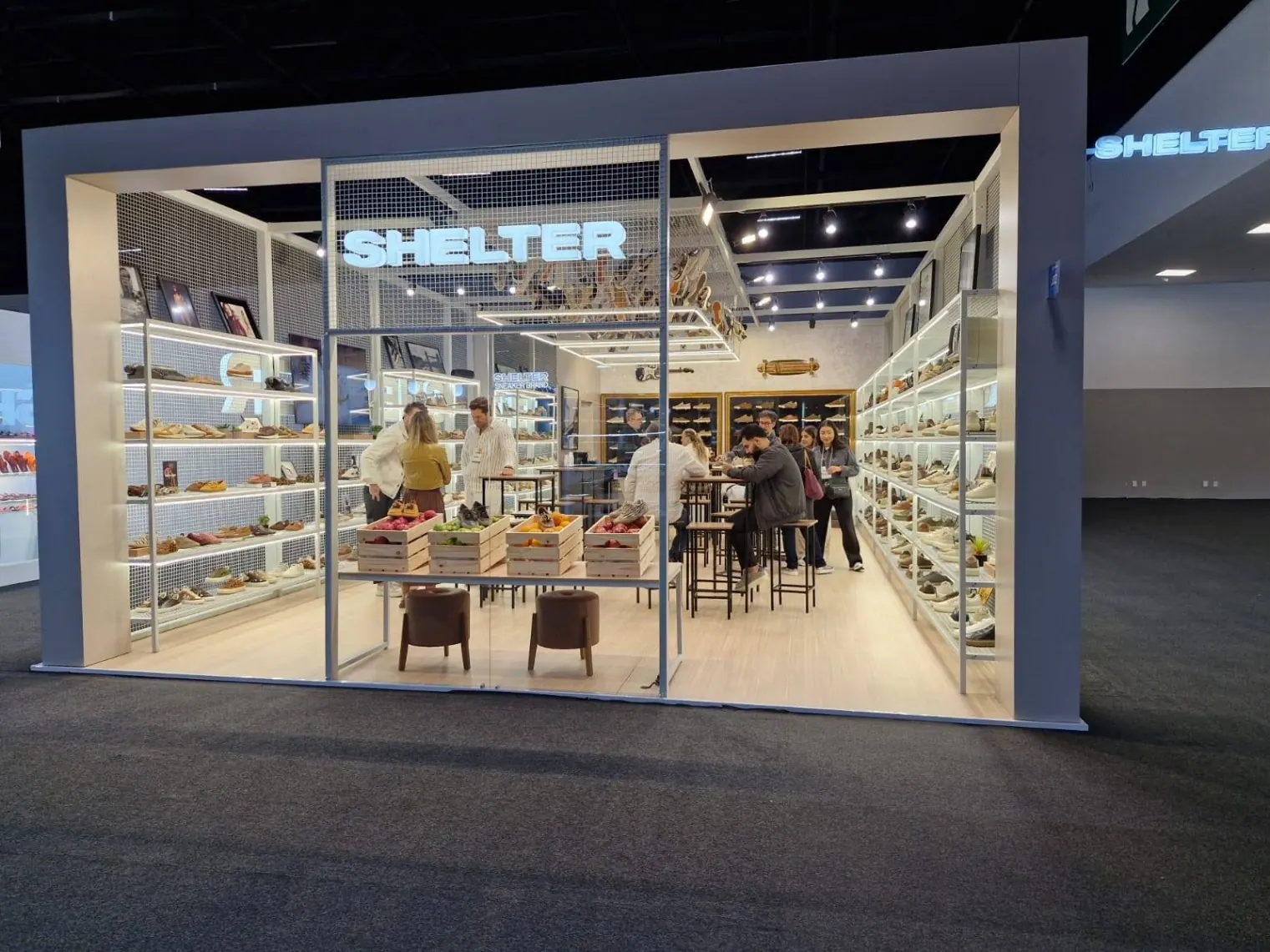 Stand Shelter - área interna com displays de calçados