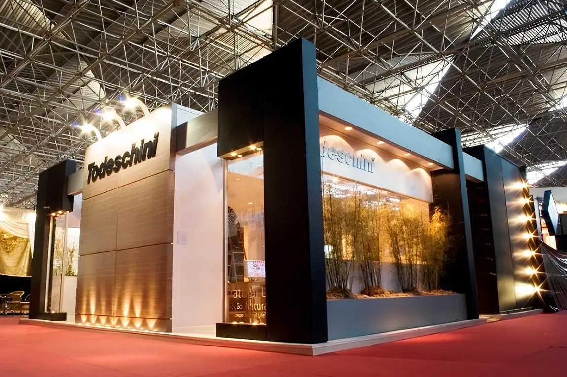 Stand corporativo premium DL Feiras iluminado em evento noturno