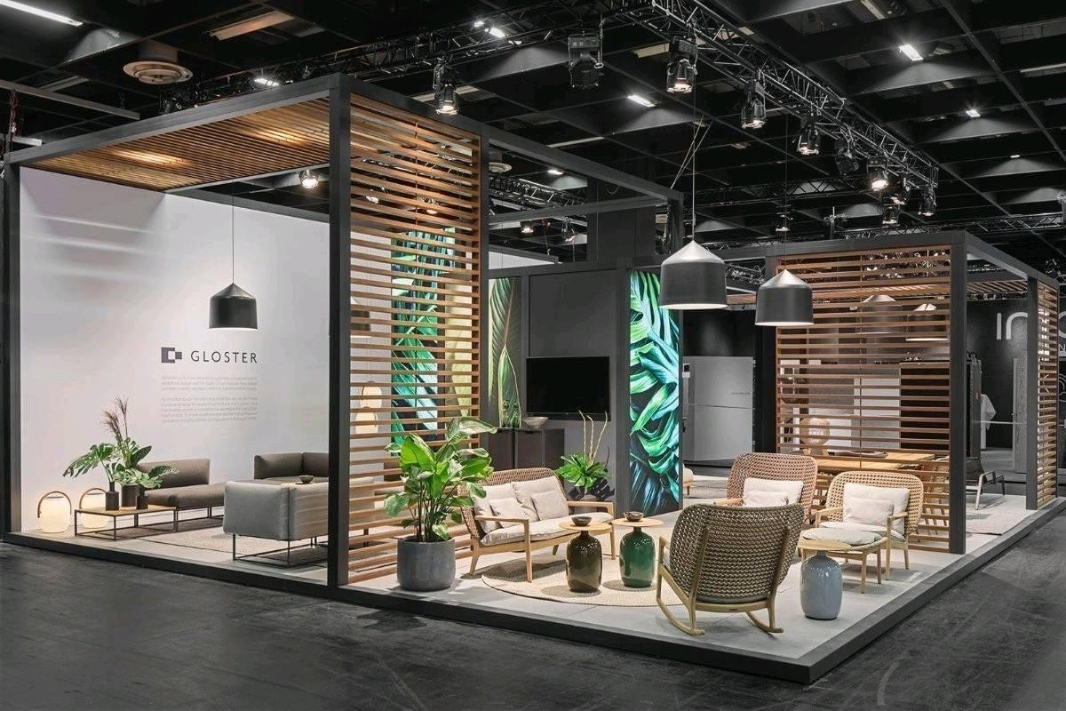 Stand com mezanino e sala de reunião no piso superior em pavilhão de feira