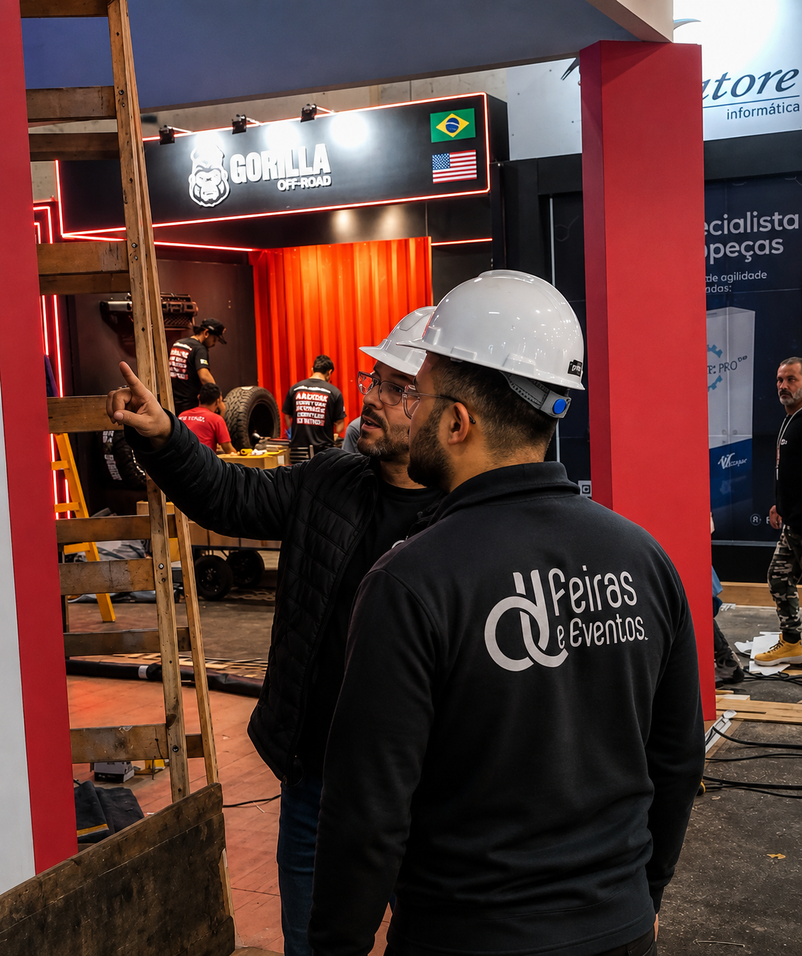 Profissionais da DL Feiras analisando projeto técnico detalhado de stand em mesa de escritório