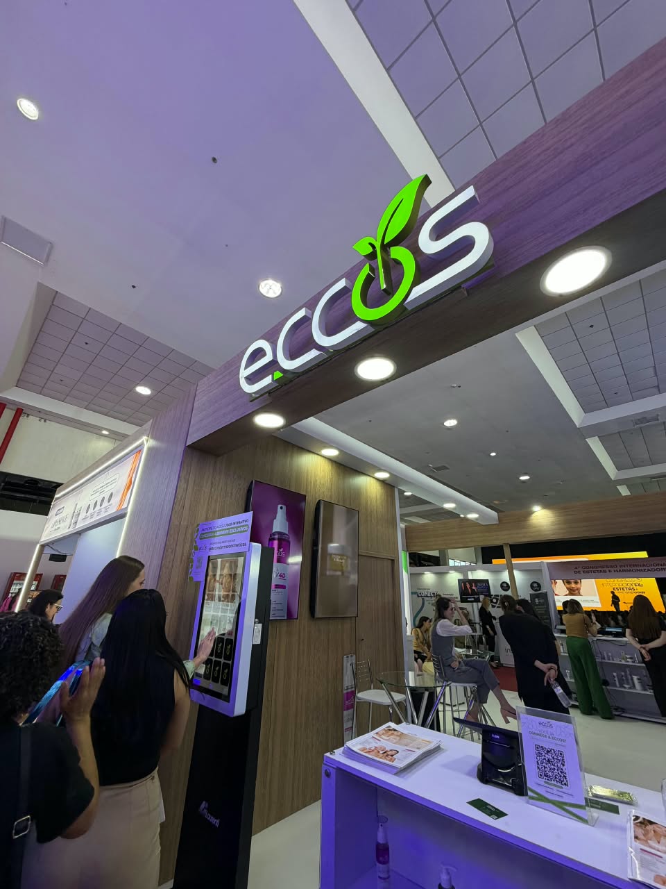 Stand personalizado com letreiro luminoso montado em evento