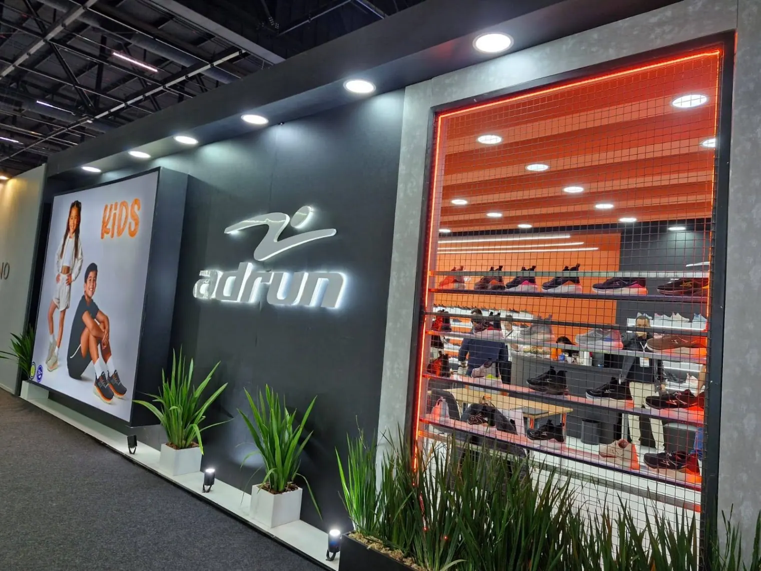 Stand Adrun Kids - fachada com detalhes em laranja neon