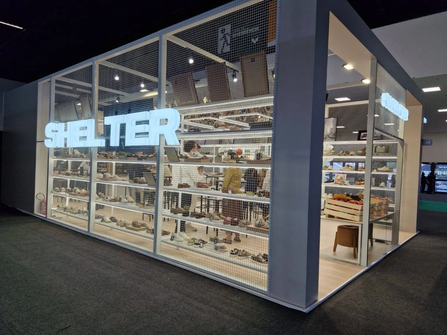 Stand Shelter - vitrine com estrutura em tela metálica iluminada