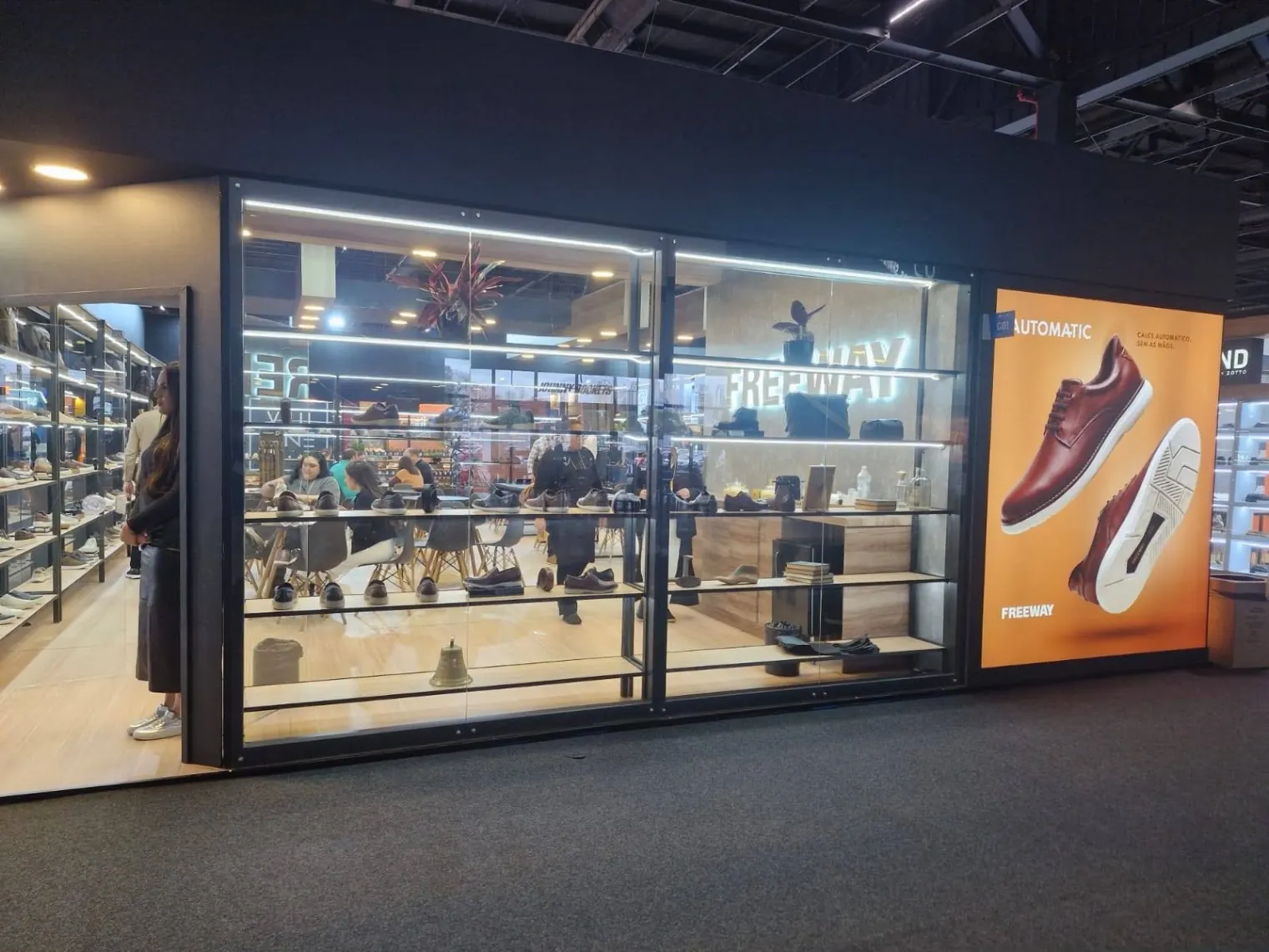 Stand Freeway - vitrine em vidro com iluminação em LED