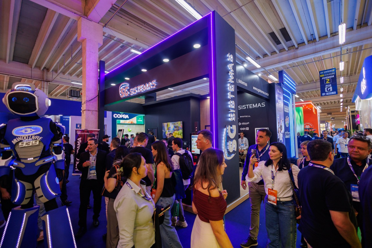 Stand construído em marcenaria com iluminação em LED roxo e totens de tecnologia na ExpoApras