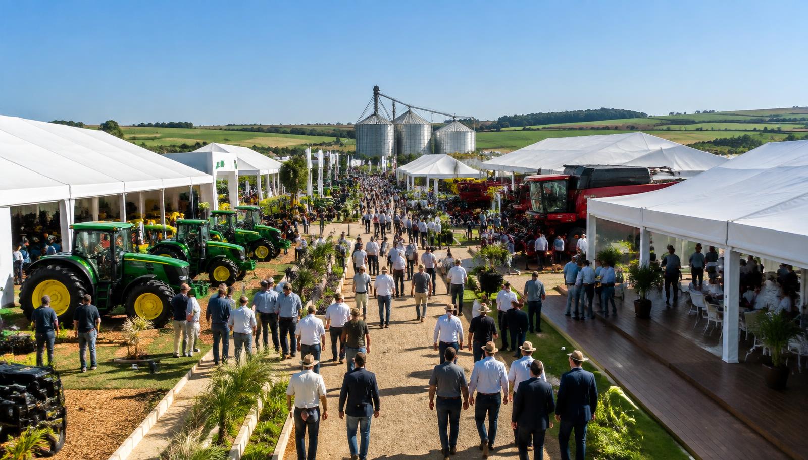 Grande feira agrícola brasileira com stands, tendas, máquinas e visitantes em uma alameda externa