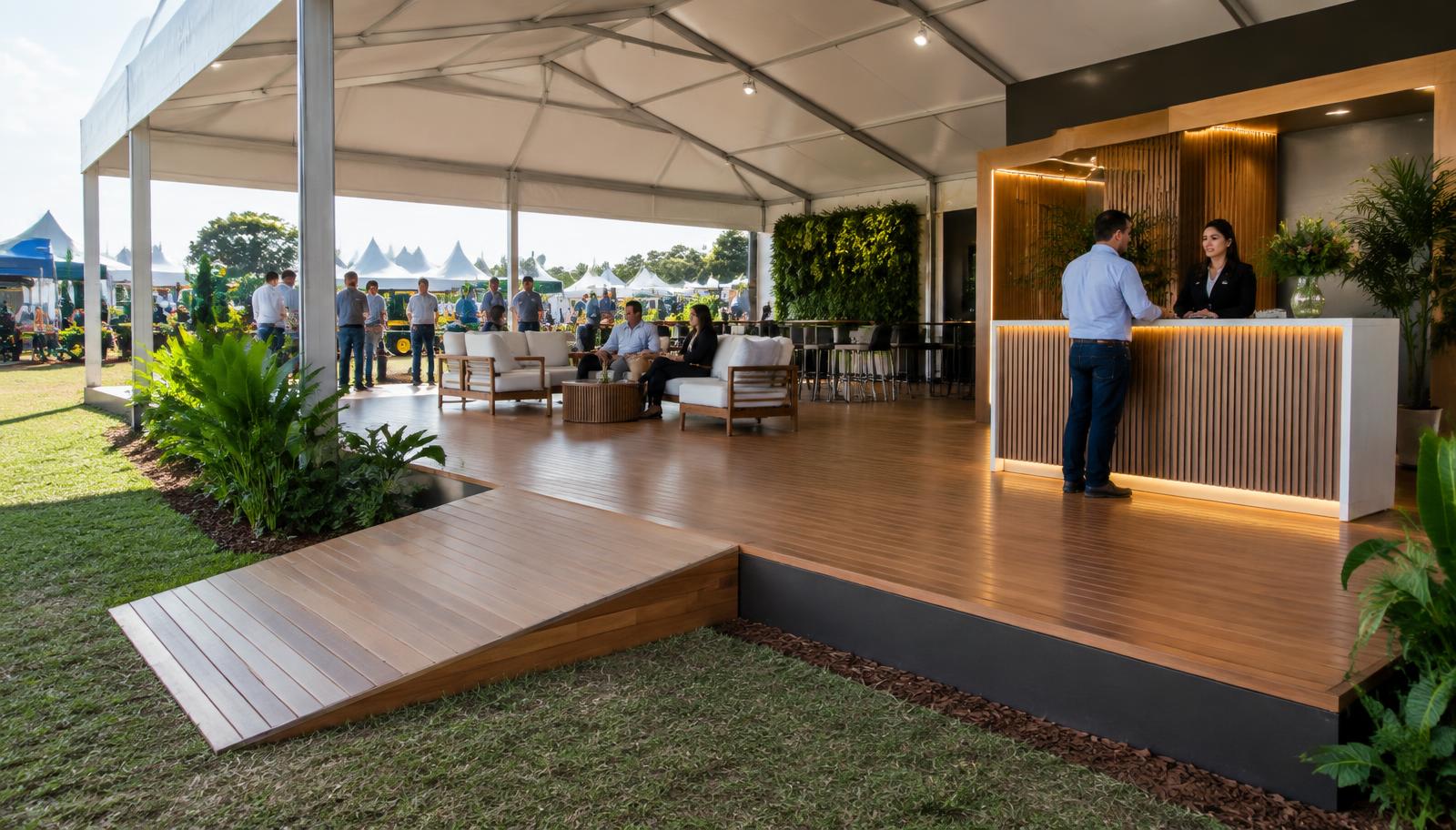 Stand externo sob tenda com piso deck elevado, rampa acessível e lounge
