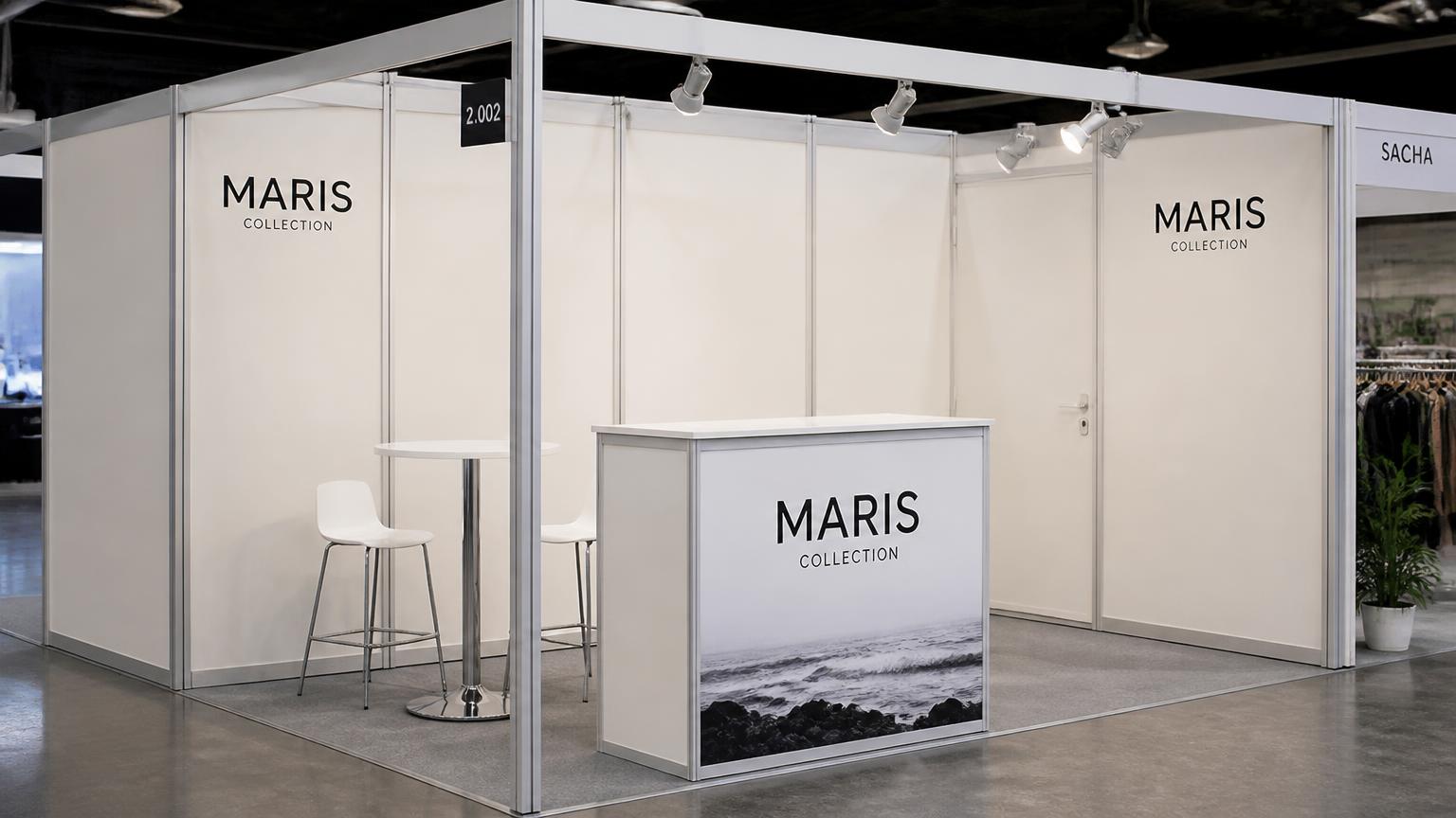 Stand básico de 9 m² em sistema Octanorm com painéis brancos, perfis de alumínio aparentes, balcão e spots em trilho